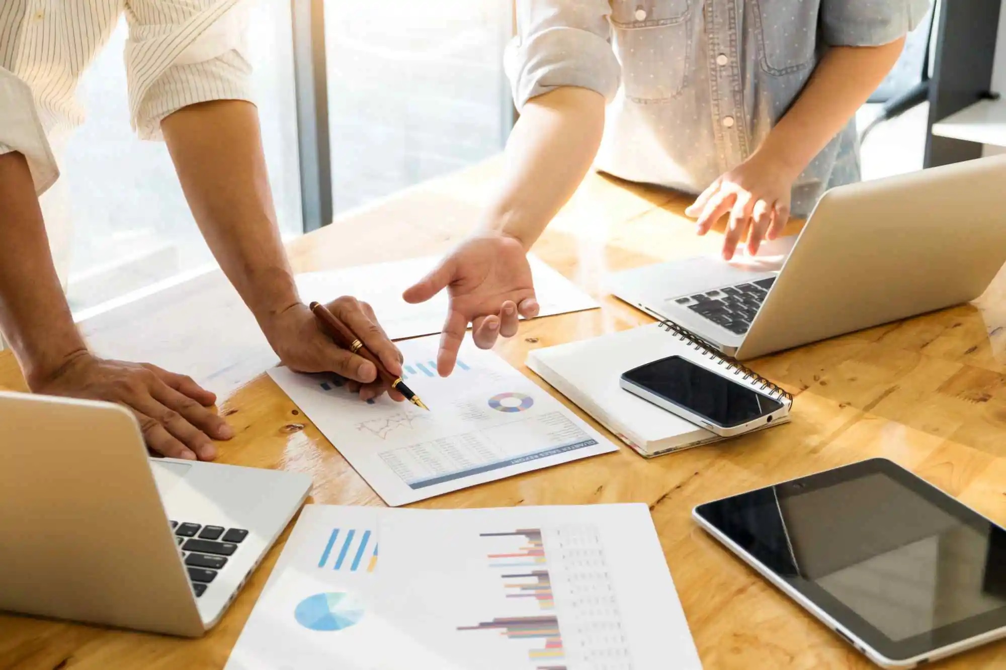 Equipo de diseño trabajando en una oficina moderna